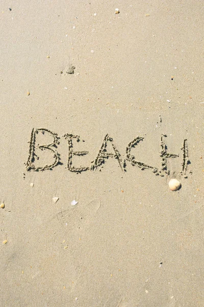Lettera disegnata sulla spiaggia di sabbia — Foto Stock