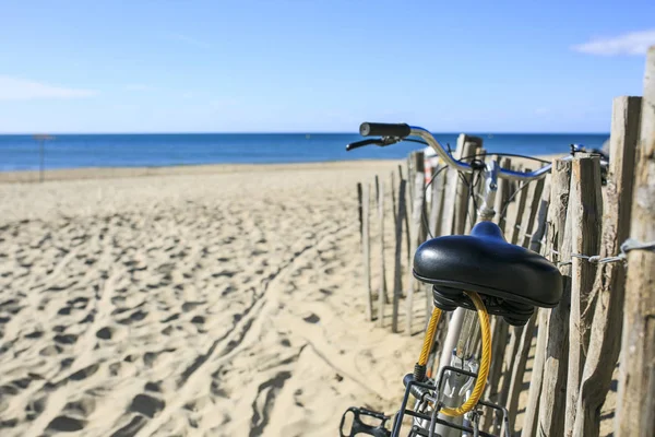 해변의 모래에 자전거 주차 — 스톡 사진