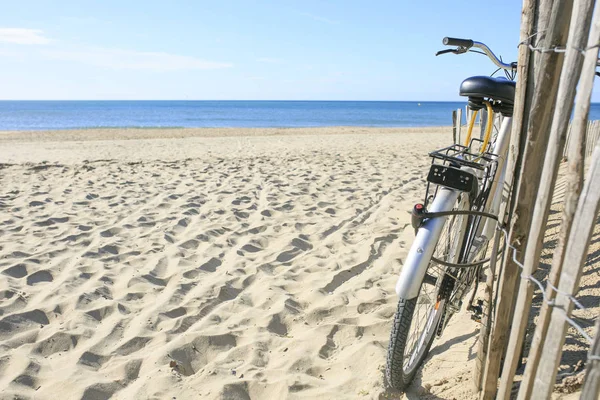 해변의 모래에 자전거 주차 — 스톡 사진