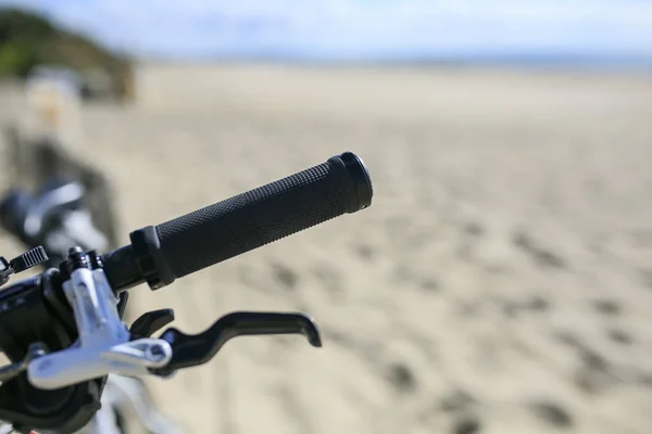Fiets geparkeerd op het zand van het strand — Stockfoto