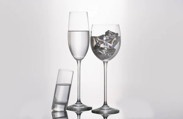 Vidro isolado e xícara de água — Fotografia de Stock