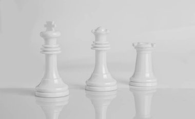 Siyah beyaz izole satranç taşları