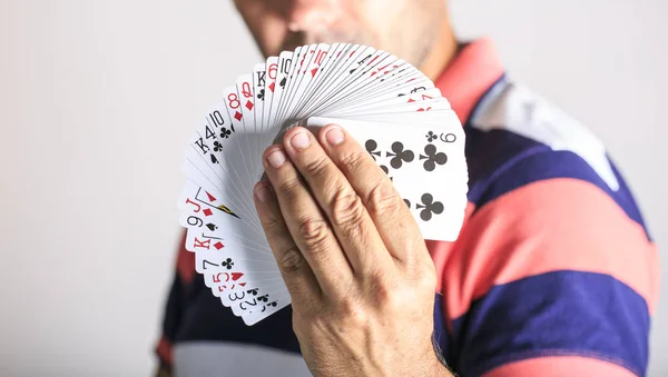 Homem mostrando carta de baralho em sua mão — Fotografia de Stock