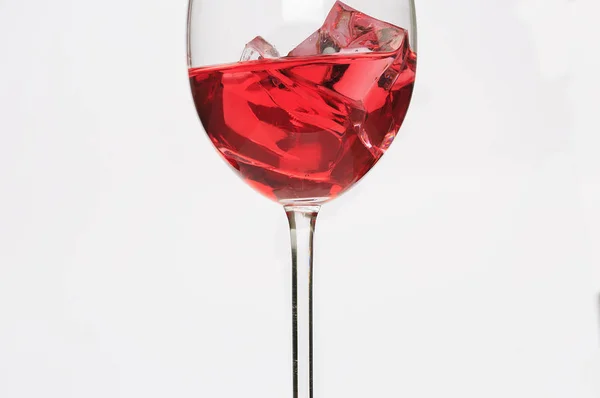 Coupe en verre avec liquide rouge et glace — Photo