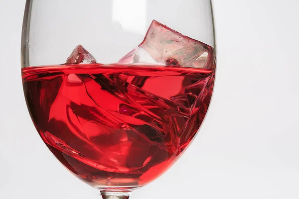 Coupe en verre avec liquide rouge et glace — Photo