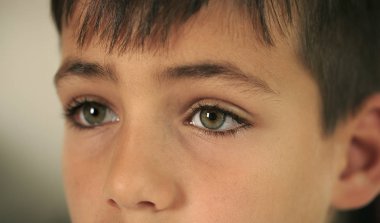 Güzel yeşil gözlü çocuk