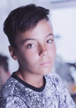 Güzel yeşil gözlü çocuk