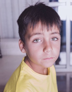 Kameraya bakarak yeşil gözlü çocuk