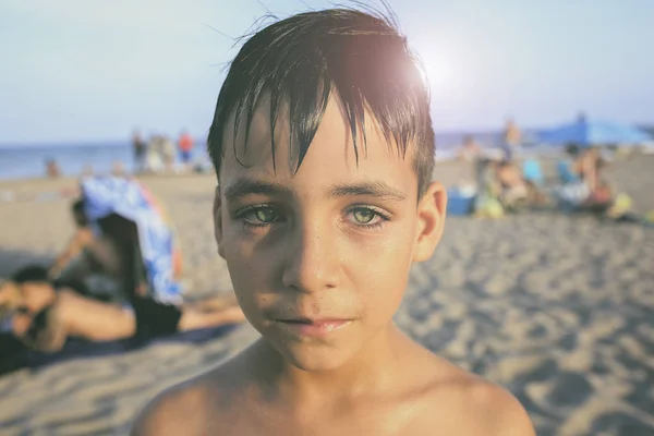 Occhi verdi bambino sulla spiaggia — Foto Stock