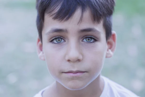 Niño con hermosos ojos verdes —  Fotos de Stock