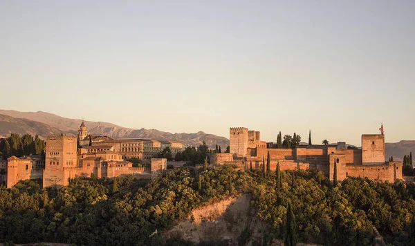 Alhambra de Granada ao pôr-do-sol — Fotografia de Stock