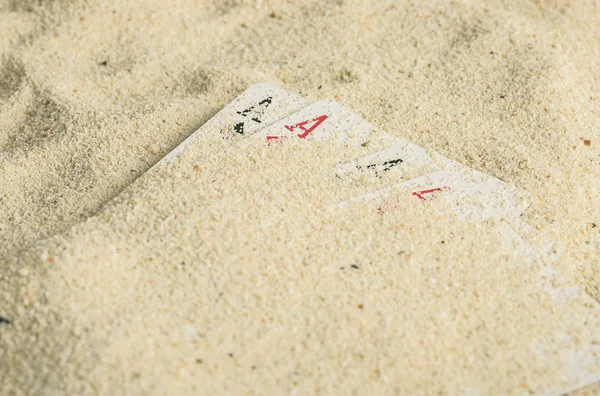 Póker kártya eltemetett a homok dűne — Stock Fotó