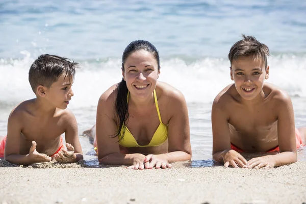 Rodzina matki i jej synów na plaży — Zdjęcie stockowe