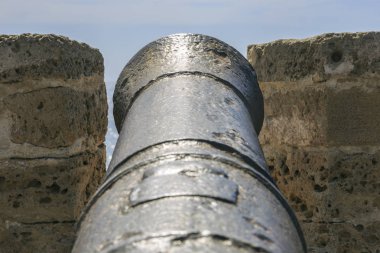 Eski savaş demir canon Sardinya