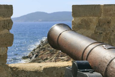 Eski savaş demir canon Sardinya