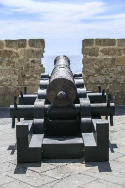 Eski savaş demir canon Sardinya