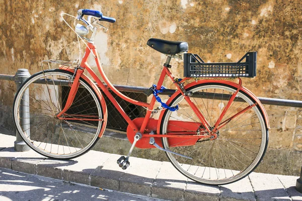 Auf der Straße abgestelltes Oldtimer-Fahrrad — Stockfoto