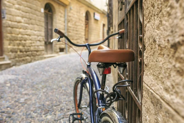 Auf der Straße abgestelltes Oldtimer-Fahrrad — Stockfoto