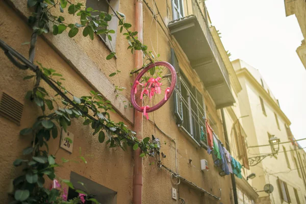 Rueda de bicicleta rosa en Alguero, Cerdeña, italia — Foto de Stock