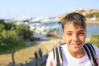 Gülümseyen güzel yeşil gözlü çocuk