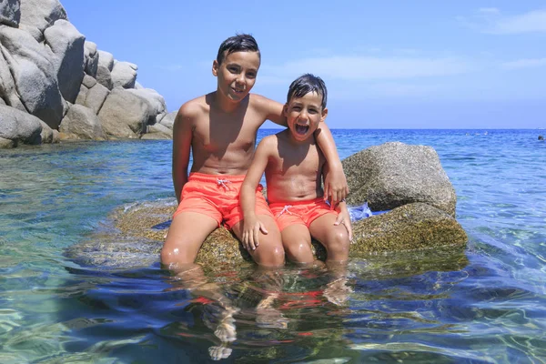 Bellissimi occhi verdi ragazzi sorridenti — Foto Stock