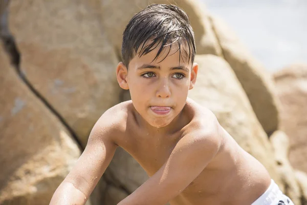 Niño con hermosos ojos verdes mirando a la cámara —  Fotos de Stock