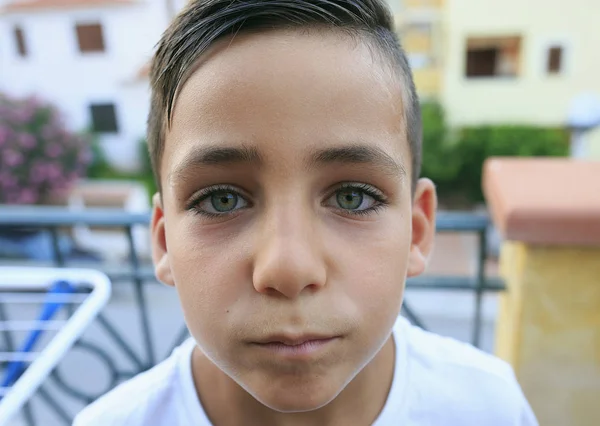 Niño con hermosos ojos verdes sonriendo —  Fotos de Stock