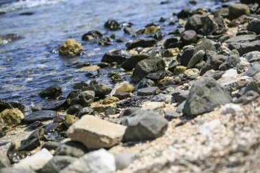 Sahilde yuvarlak taşlar