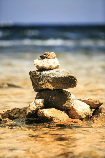 समुद्र तट पर गोल पत्थर — स्टॉक फ़ोटो, इमेज