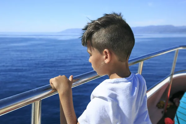 Мальчик на палубе круиза — стоковое фото