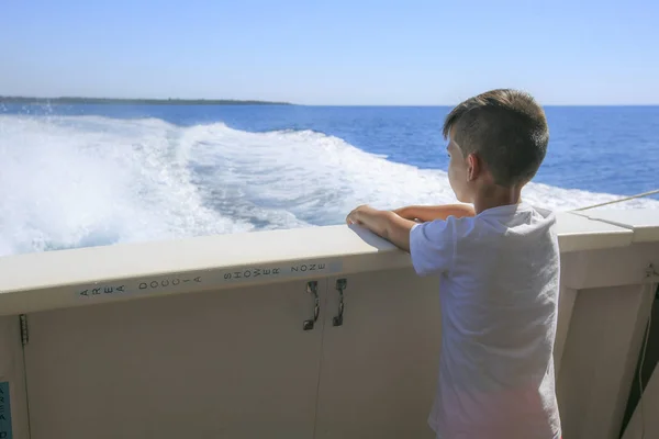 Niño en una cubierta de un crucero — Foto de Stock