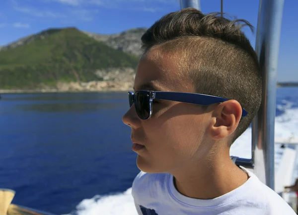 Garçon dans un pont d'une croisière — Photo