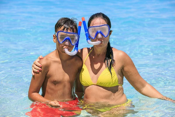 Mother and son snorkeling on the beach — Stock Photo, Image