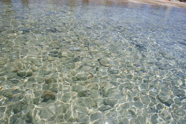 Sehr klares Wasser an einem Sardinenstrand — Stockfoto