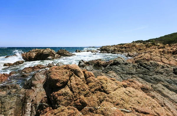 Küste von Sardinen. Felsen am Strand — Stockfoto