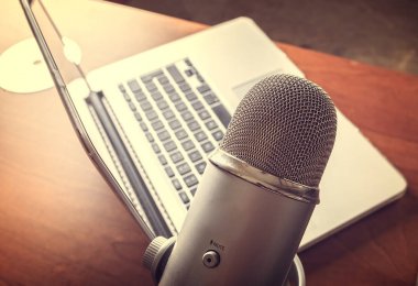 Ahşap bir masa üzerinde kucak tepe