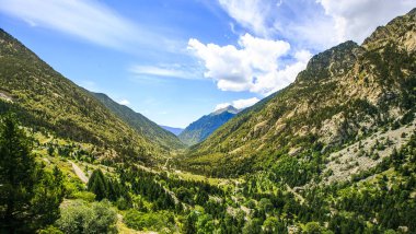 dağ manzarası içinde Pirineos, İspanya