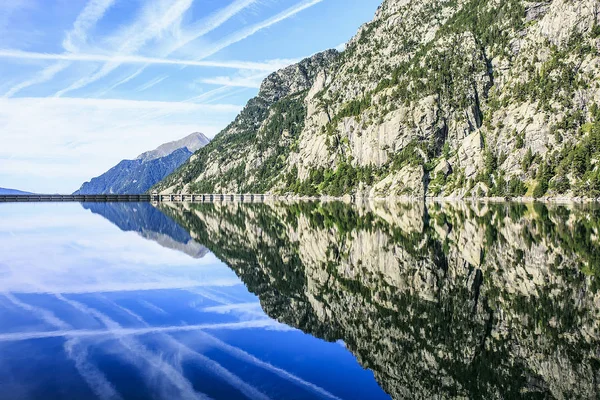 Mountains and lake photo with reflection — Stock Photo, Image