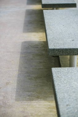 Üst üste onun gölgeli plajları uçmuş