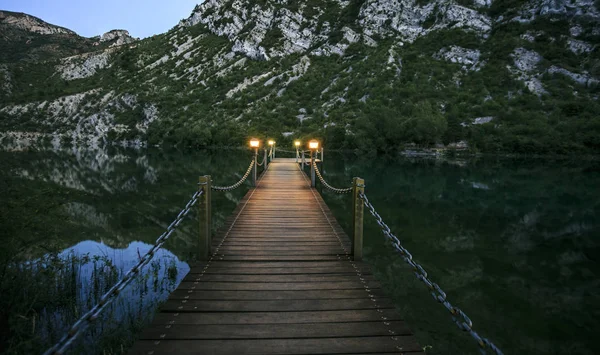 gece bir göl üzerinde ahşap köprü