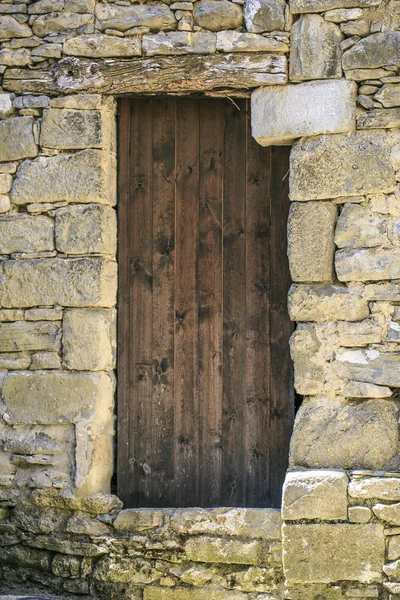 Vintage vieille porte en bois dans une ville d'Espagne — Photo