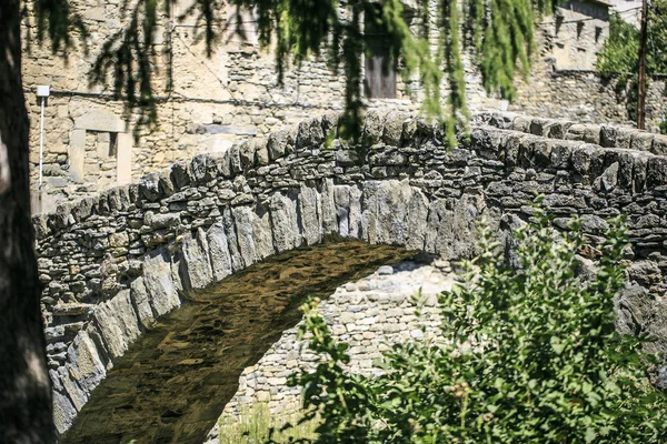 Puente de piedra situado en Montanana, Huesca — Foto de Stock