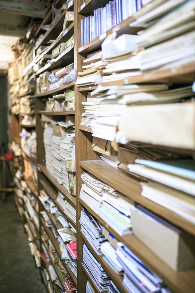 Grupo de papeles antiguos en una biblioteca — Foto de Stock