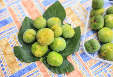 Bir tabloda yeşil taze incir