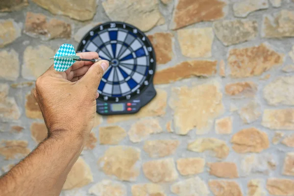 Bullseye sur un mur avec des fléchettes — Photo