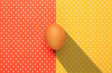 Yumurta ile tepesinde renkli arka plan