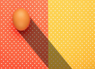 Yumurta ile tepesinde renkli arka plan