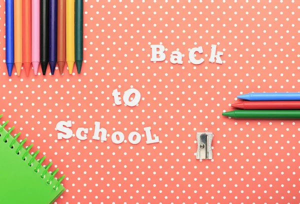 Material escolar para voltar à escola em fundo colorido — Fotografia de Stock