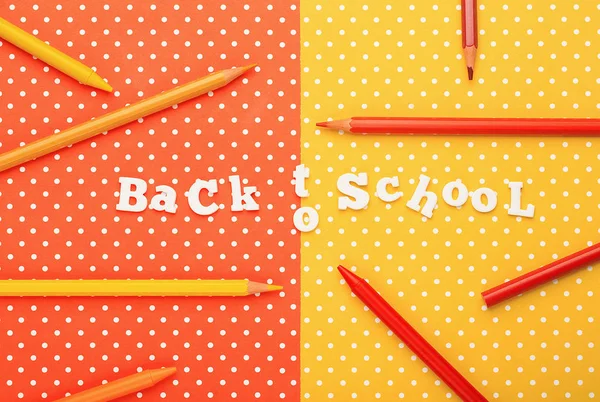Matériel scolaire pour retourner à l'école en arrière-plan coloré — Photo