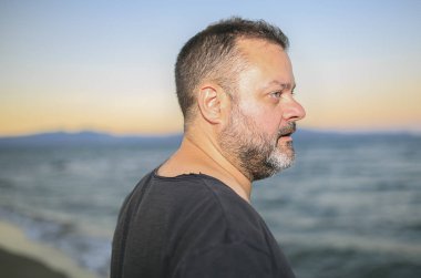 Sahilde erkek portre